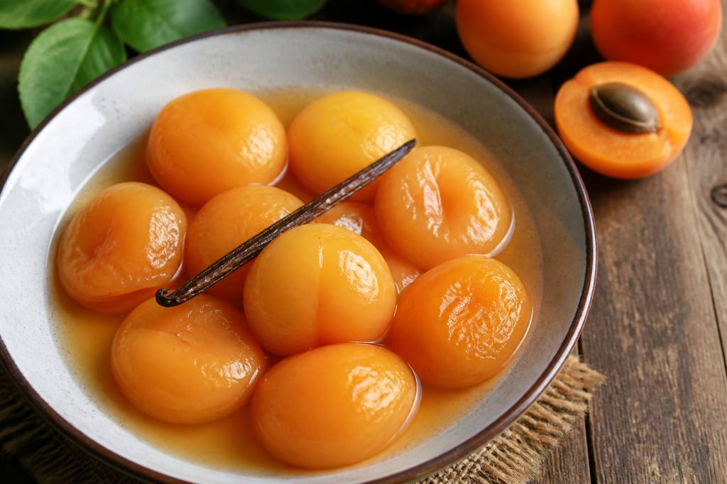 Abricots pochés : recettes, astuces et idées gourmandes Abricots pochés : recettes, astuces et idées gourmandes